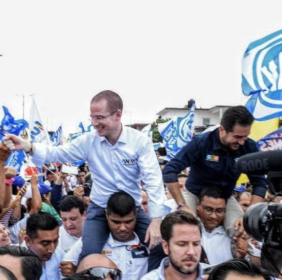 AlejandraMx6's tweet photo. Igual de miserable, asquerosos @XochitlGalvez y @RicardoAnayaC 

Ambos fiel reflejo del #Facho promedio

#Canallín USA a sus asistentes como mulas de carga

La #Botarga USA a su asistente como basurero

La chica es obligada a recibir en SU mano el chicle de la asquerosa #Timbona https://t.co/U1n1qhFRYY