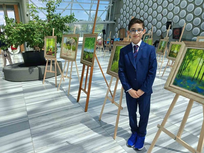milligazetecom's tweet photo. 12 yaşındaki ressam Talha Gül, şehit babasının anısına duygulandıran bir sergi açtı! https://t.co/UNyNMypNNg https://t.co/4oTk9pcf75