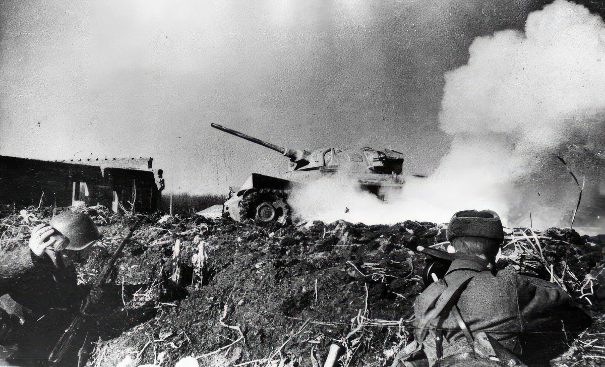 A Red Army soldier from a trench throws a Molotov cocktail at a German Pz.Kpfw. III tank, 1942. 

#redarmy #molotovcocktail #armylife #WWII