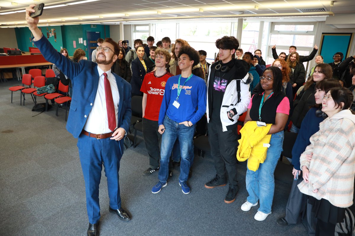 'Question Time' with @AfzalKhanMCR ⁉️ An insightful morning filled with discussions about the future of our country, voting, the journey to becoming an MP and more! @loretocollege @TheMcrCollege @wrhs1118