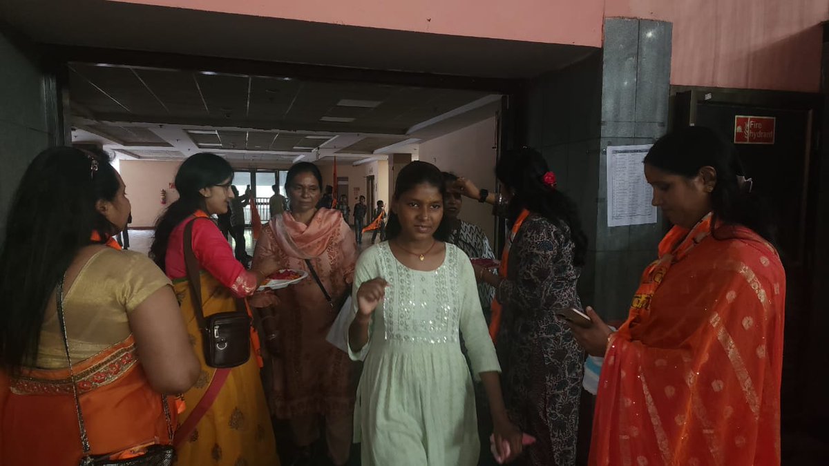 कल के हिंदू नव वर्ष के कार्यक्रम में दिल्ली प्रदेश महिला मोर्चा अध्यक्ष श्रीमति @richapandey जी ने अतिथियों का चंदन टीका लगा कर स्वागत किया ।