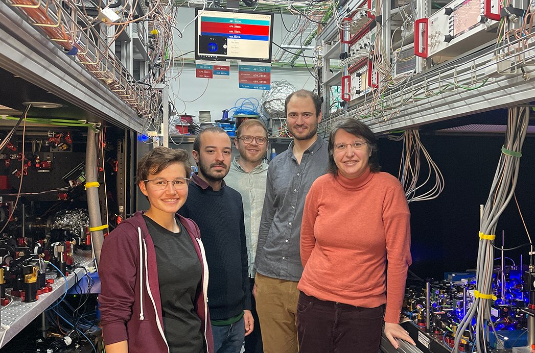 ICFOnians's tweet photo. 📝QUIONE: Announcing the birth of a unique analog quantum processor in the world
Researchers at @icfo_QGE build QUIONE, a quantum simulator capable of observing individual atoms in a strontium quantum gas.
ICFO News👉https://t.co/vMZMNlgRJ4
#DAALI_EU #Dynamite_EU @pasquans2 https://t.co/0xI5vN7YeS