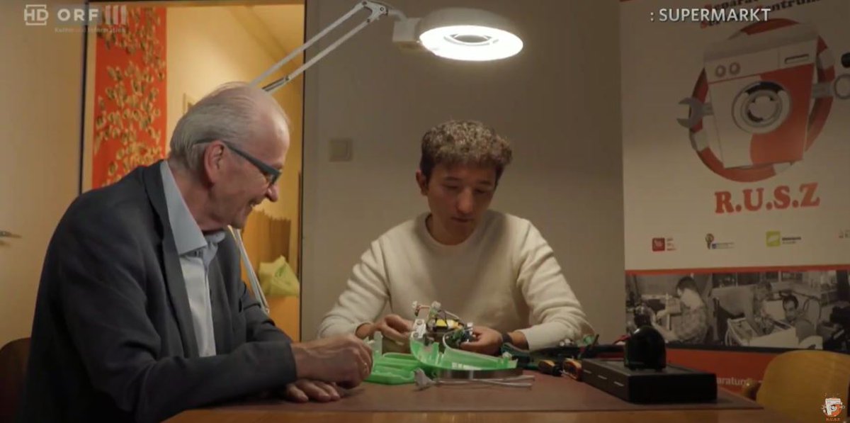 Wer billig kauft, kauft teuer!
Supermarktketten locken vermehrt mit billigen Haushaltsgeräten und anderem Krimskrams. Dabei handelt es sich oft um klassische Wegwerfprodukte, die bloß dem Zweck dienen, Kundschaft in die Märkte zu ziehen. 
youtu.be/H0D5L1-rNhM?fe…
1/2