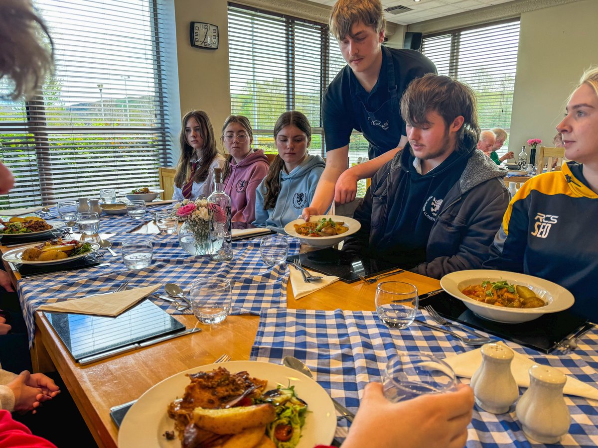 Year 11 pupils from Llanidloes High School got hands-on at #NewtownCollege on Friday, enjoying a fantastic Catering and Hospitality taster session and tour of the facilities at @NPTCGroupThemes 🍴🧑🏻‍🍳 The students made delicious fruit smoothies, scones and brownies to take away