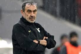 Sarri konusunda en ufak bir ihtimal dahi varsa sonuna kadar kovalanmalı, ki bana göre Maradona sonrası 2. Napoli fenomenin yegane mimari da kendisidir.. hem kurucu hem de yarışmacı büyük bir isim, Hasan Arat’in da seçim öncesi bizlere vaat ettiği VİZYON’a uygun büyük bir karizma.