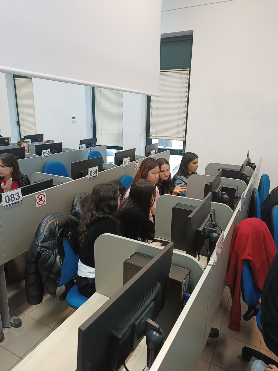 Si parte! Ragazzi di Cagliari all'opera per rispondere alla sfida lanciata da <a href="/microsoftitalia/">Microsoft Italia</a> e <a href="/fmdigitale/">Fond. Mondo Digitale</a>. #IntelligenzaArtificiale, quali opportunità e quali rischi per gli adolescenti di oggi? #ItalIALab
