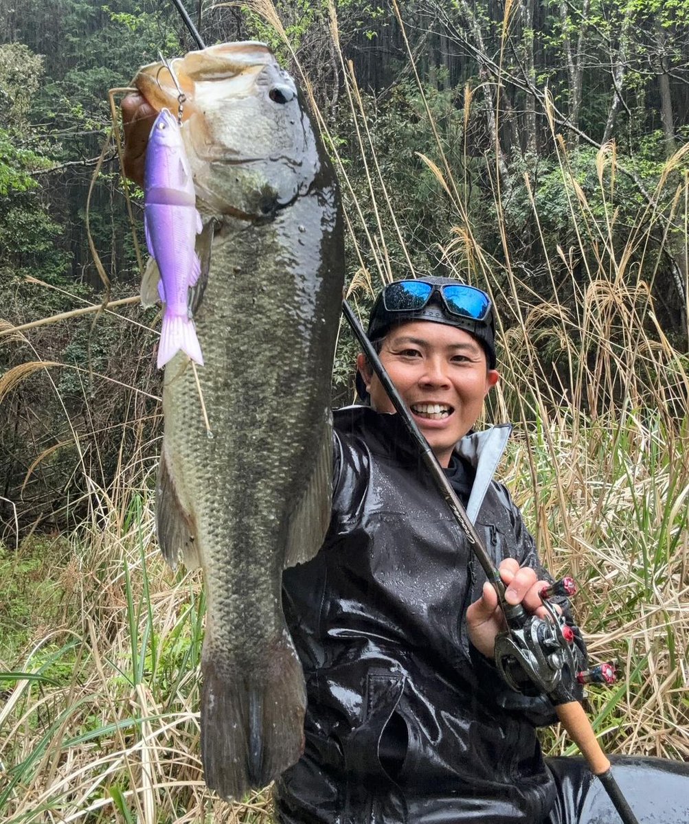 山豊テグスフィールドスタッフ釣果！
＊越智一輝氏

海釣りを早めに切り上げて、バスフィッシング。今日はバスはチャンス日なんで、ため池へ！
予想通り、アユトゥイッチャー炸裂！！
52センチ頭に45クラス2本！

#ブラックバス　＃山豊テグス　#ため池　#ルアーフィッシング