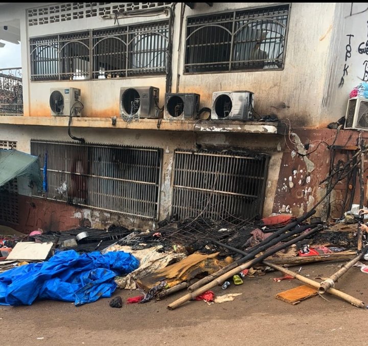 Apres 2 jours de discours haineux de #Lepen à #Mayotte : les locaux d'une association d'aide aux migrants saccagés ! 
La guerre entre pauvres voilà qui arrange bien les affaires des bourgeois et de leur larbins politiciens.
Ne tombons pas dans le piège !