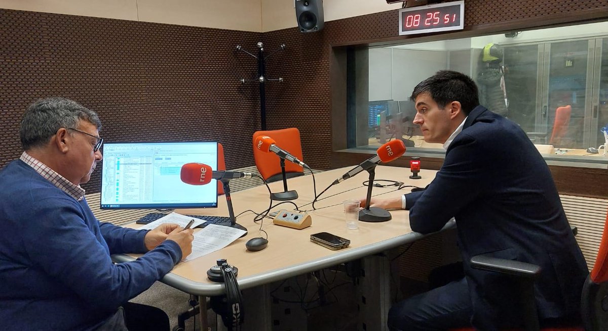 🎙️ El jefe del servicio de Dermatología @DrSalvadorArias hoy en los estudios de @rne para hablar sobre prevención e investigación sobre melanomas. #educaciónsanitaria