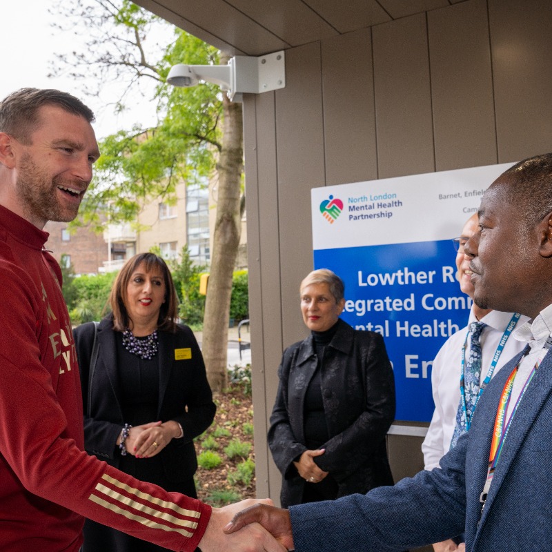 Arsenal's tweet photo. Arsenal in the Community with the NHS ❤️

Academy Manager, Per Mertesacker, opened up a brand-new NHS integrated mental health centre in Islington last week, which provides a modern, welcoming space in the heart of the community👇