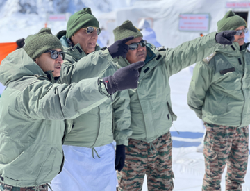 #DefenceMinister #RajnathSingh interacts with the #ArmedForces personnel deployed at Kumar's post of #SiachenGlacier in #Ladakh.