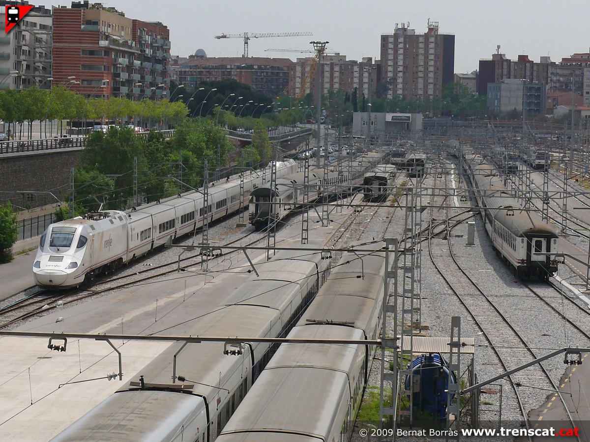 Una foto que ja té 15 anys, amb un Talgo sèrie 130 a les múltiples vies d’estacionament de trens de Sant Andreu Comtal amb nombrosos cotxes convencionals que encara prestaven serveis comercials. (22.04.2009) @TalgoGroup @Renfe