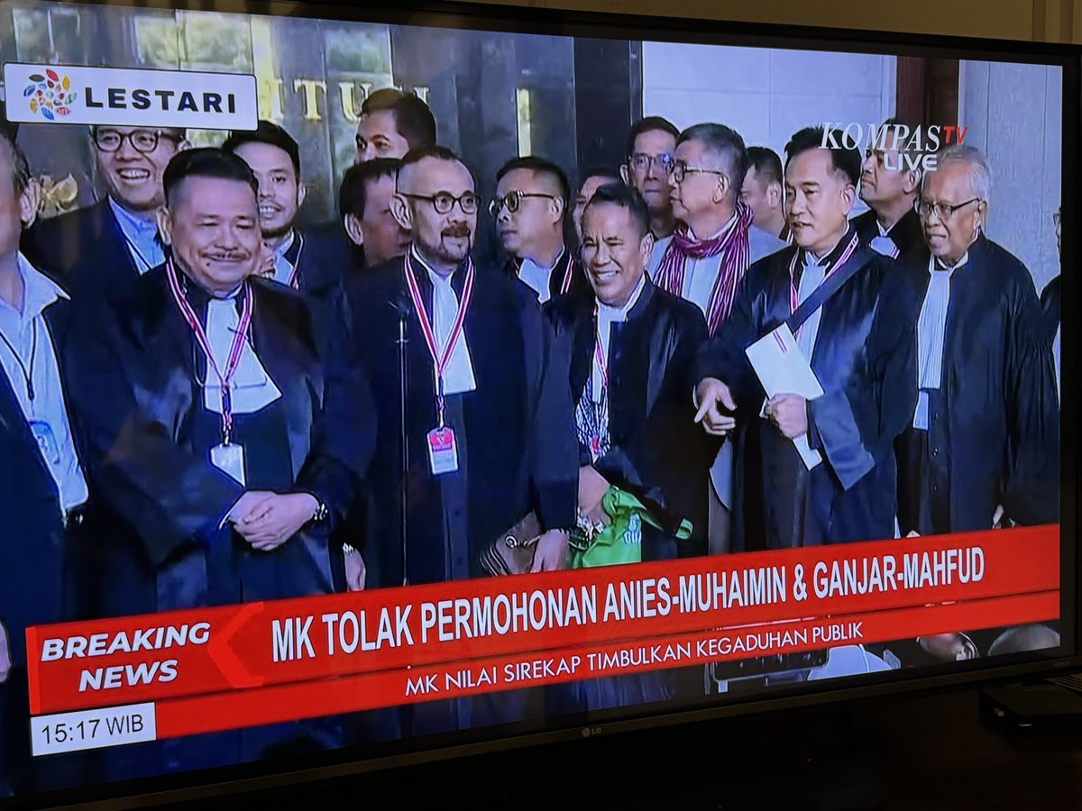 Selesai sudah. Ngga ada lagi jalur konstitusi yang lebih tinggi utk menggugat hasil Pemilu. Ayo move on
