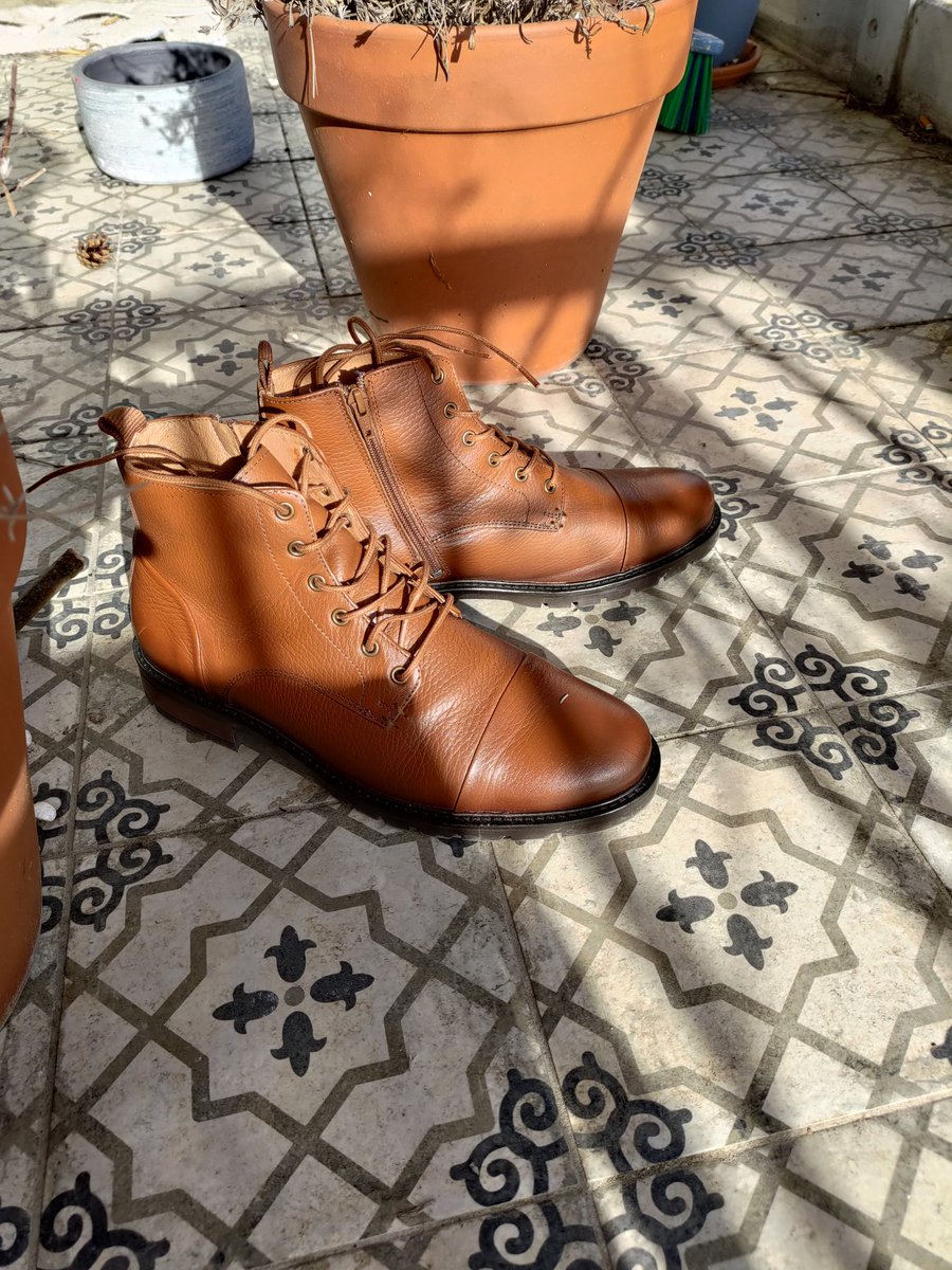 🧵⬇️J'ai testé la marque de chaussures Jules et Jenn et je dois dire que c'est très bien. Le cuir est de bonne qualité, le montage est plutôt bien réalisé, les semelles de ce modèle sont très agréables. Dans l'ensemble c'est un très bon rapport qualité prix pour ces bottines.