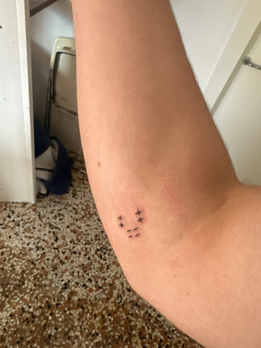 Generative tattoos 🫨🫨🫨 {yes, yes, no, yes} by @annaluciacodes 🤪🤪🤪 Fun params @fx_hash_ project