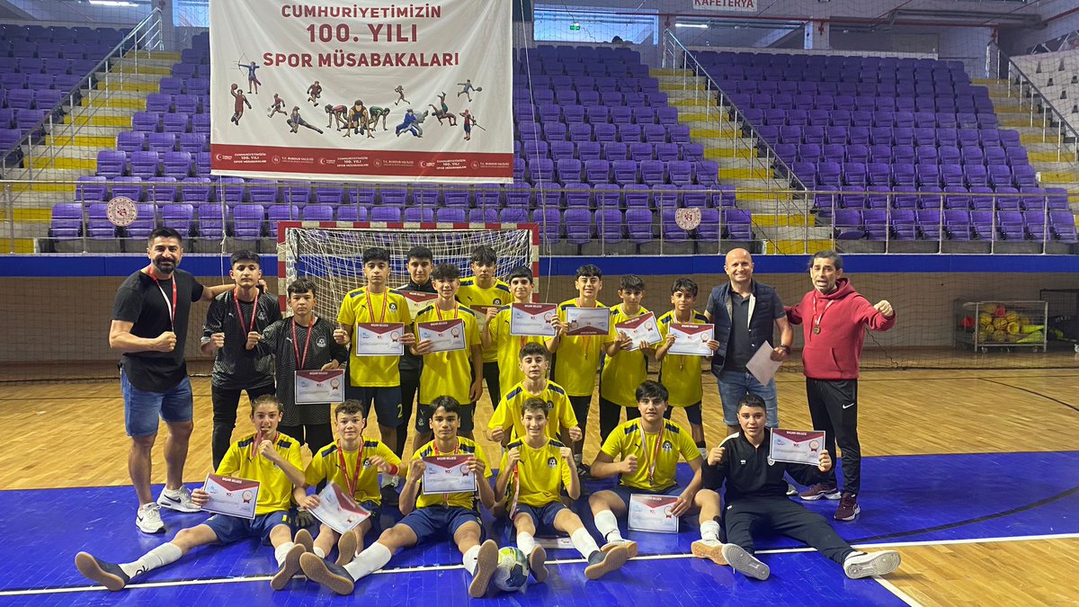 MenemenMEM's tweet photo. Burdur'da düzenlenen ülke finali elemelerinde, ilçemizi başarıyla temsil eden 9 Eylül Ortaokulu Futsal Takımı, ilk 32 takım arasında yer alarak şampiyonluk yolunda adım adım ilerliyor. Başarılar diliyoruz.
@izmir_ilmem 
@yahsiomer 
@MenemenMEM 
@muharembayindir https://t.co/fIDU16LWnq