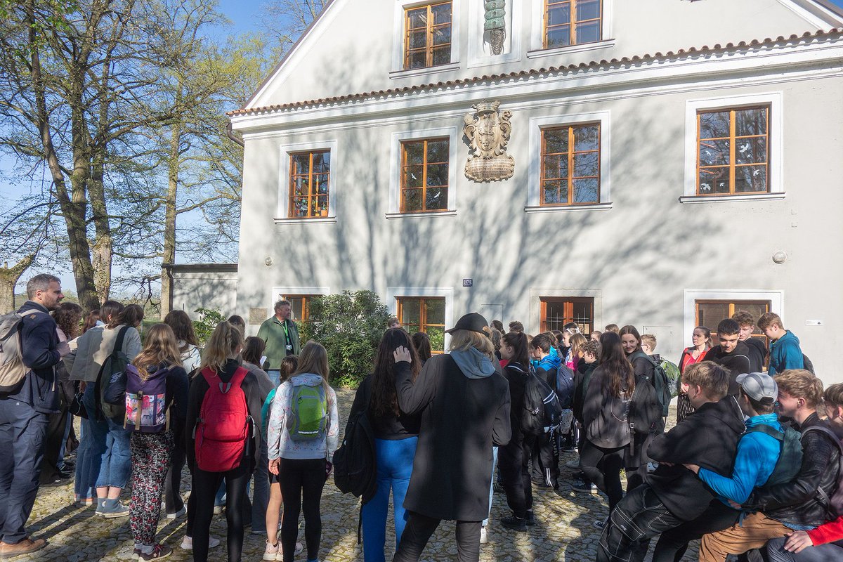 AlgatechTrebon's tweet image. In the ALGATECH Centre - Inst. Microbiol. Czech Acad. Sci. , spring brings a wealth of school field trips. Fifty high school students learned about #microalgae, from their cultivation to their applications. 👍