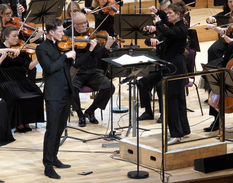 ★★★★ @SpacekViolin @BBCPhilharmonic #AnjaBihlmaier @BridgewaterHall - Three flavours of #Vienna in a performance of close attention, careful balancing, flowing phrasing and clear contrast - review by @RobertBealeMcr theartsdesk.com/classical-musi…