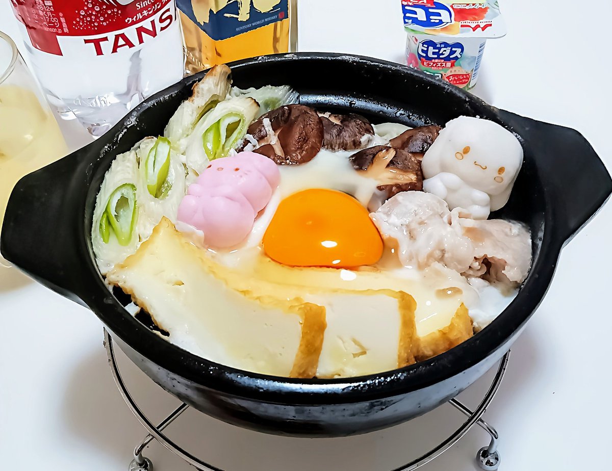 夜ご飯 (はやめ)煮込みうどん キティちゃんとシナモンのカマボコおーいしܸ. ̫ .ܸ🫶🏻⸒⸒