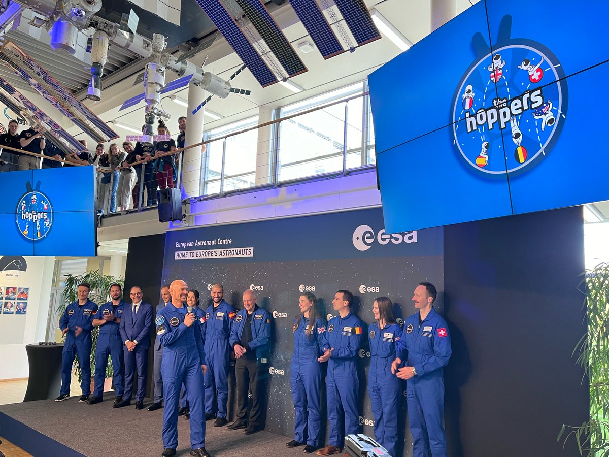👋 Waving to the crowd... the Hoppers - @esa's new astronaut recruits. 👩‍🚀👨‍🚀 Following one year of basic training, they received official astronaut certification today 🎓, ready to hop on their next adventures! Learn all about their group name & patch: esa.int/ESA_Multimedia…