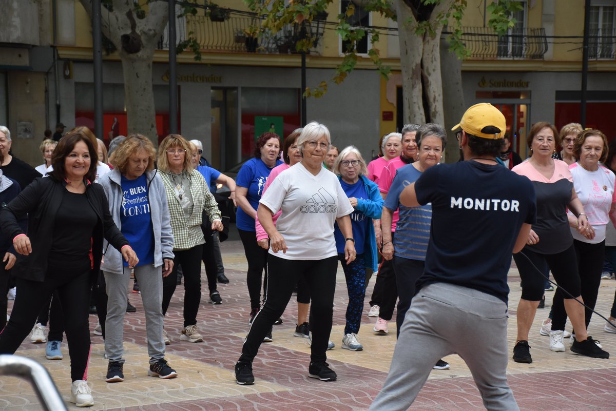 Xativa's tweet photo. 🍎 SETMANA SALUT

🤸‍♂️ Aquest matí s'ha realitzat una sessió a l'aire lliure de gimnàstica de manteniment a l'Albereda Jaume I, enfront de l'Ajuntament de Xàtiva. https://t.co/ZyAEROR2gK