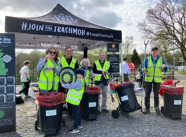 Ymuno a Trash Free Trails i gasglu spwriel heddiw (6 bag). 
Diolch i Georgio’s am yr hufen ia!

Joined <a href="/trashfreetrails/">Trash Free Trails</a>  to litterpick today (6 bags of rubbish). Thanks to Georgio’s Llanberis for the ice cream!
Thanks to our volunteers: Kate, Morgan, Barry, Eurwyn, Jan &amp; Eric.