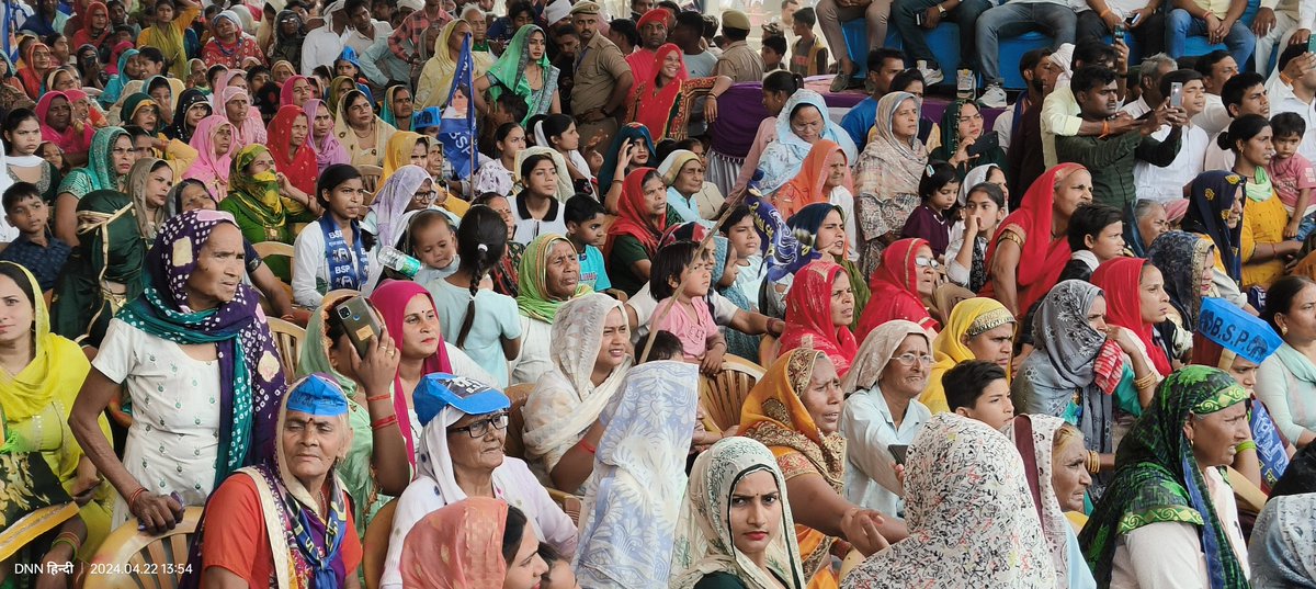 गौतमबुद्ध नगर में बहनजी के मंच पर पहुंचते ही जनता ने किया हाथ हिला कर अभिवादन।