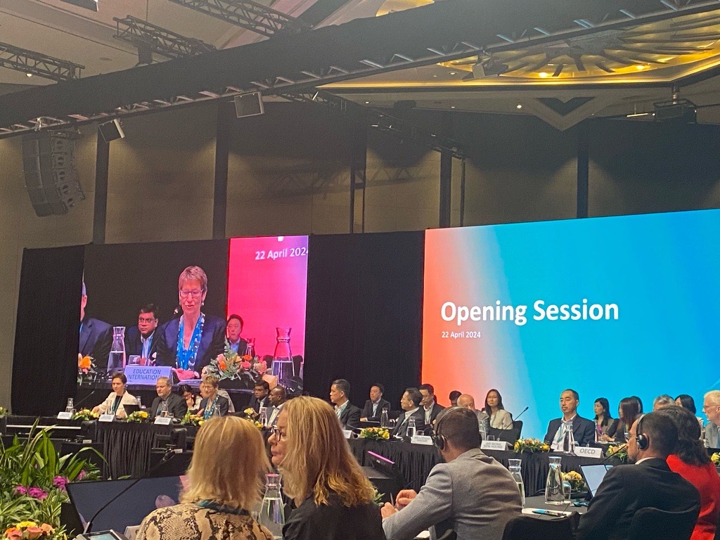 🌍The 14th International Summit of the Teaching Profession in Singapore focuses on reimagining education and realizing potential🗨️'It starts with better pay and conditions for teachers,' says Susan Hopgood, President of Education International. Time to #GoPublic #FundEducation!