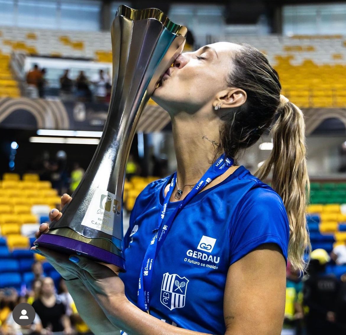 BOM DIAAAAAAAAAAAA, hoje nada me abala. Ótima segunda feira, Amiges 💙🤍💙🤍💙🎆😭