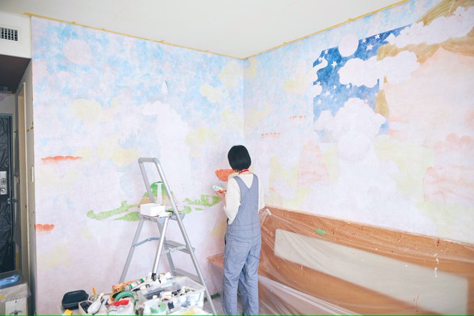 ホテルの部屋の制作風景。自分との比率を見てみると、結構大きな絵を描いていたんだと今実感します。やってる時は分からなかった。 