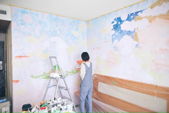 ホテルの部屋の制作風景。自分との比率を見てみると、結構大きな絵を描いていたんだと今実感します。やってる時は分からなかった。 