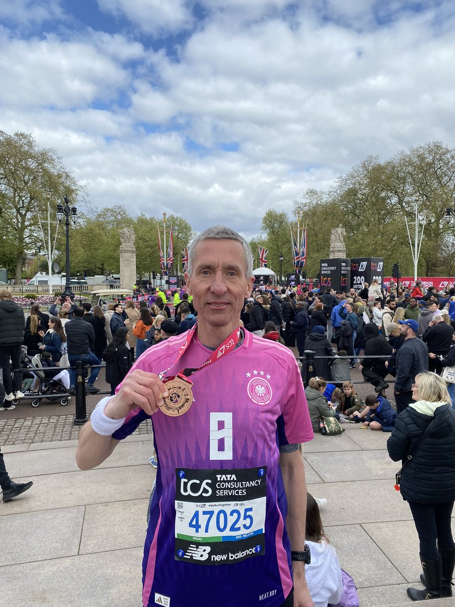 manfred_becker's tweet photo. A fantastic experience to run 42 kilometers through London in a @ToniKroos shirt! 🤩 @LondonMarathon 🇬🇧 @DFB_Team #DFBTeam #ToniKroos @TKStiftung https://t.co/43ULA7hK6t