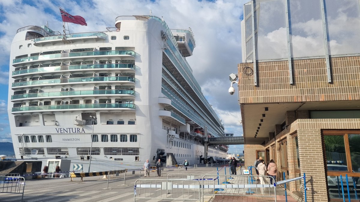 🌄🏖️🚢Recibimos con un bonito día a los 3.000 #pasajeros y 1.190 tripulantes del #crucero #Ventura, de la #naviera @pandocruceros Esperamos que disfruten de las #excursiones que van a realizar por #Cantabria y #Santander y que vuelvan pronto a visitarnos #SantanderCruiseDeluxe