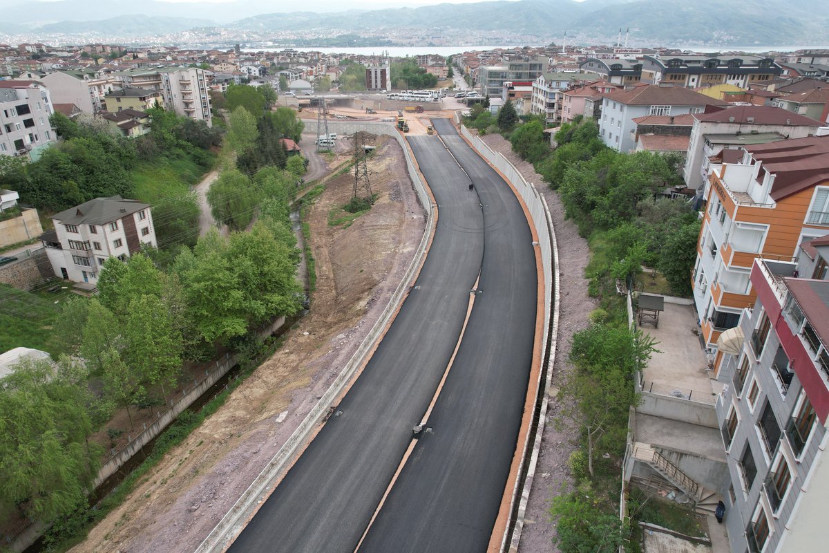 Derince ve Körfez'i birbirine bağlayan DEV BİR PROJE’nin daha sonuna geldik! Kaşkaldere'de, mahalleler arasındaki ulaşım sorununu çözmek için başladığımız D-100 altı kavşak ve bağlantı yolu projesi tamamlanmak üzere… Çalışmalar kapsamında: 📌 Kaşkaldere Kavşağının