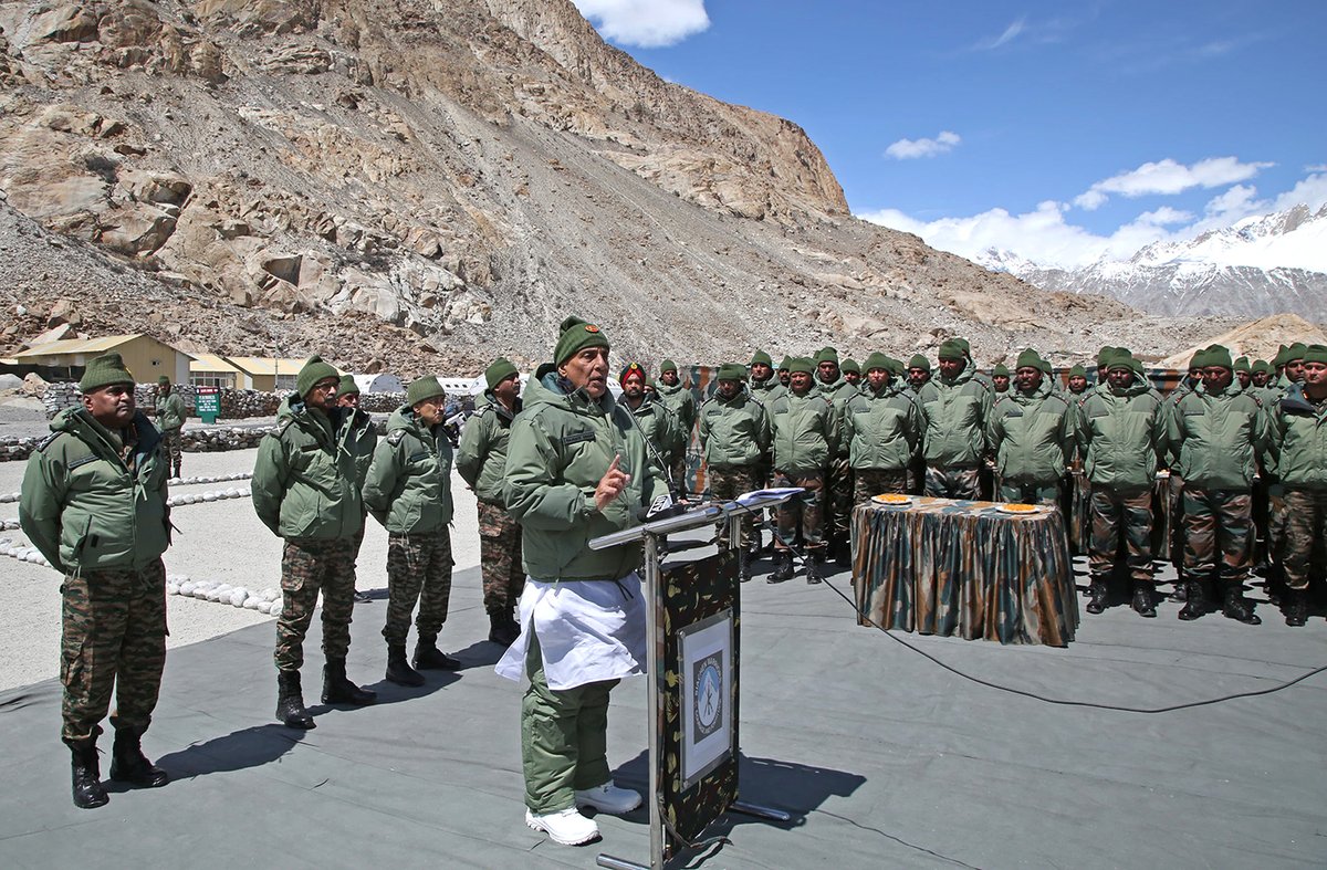 RM Shri @rajnathsingh accompanied with #COAS Gen Manoj Pande, GOC-in-C @NorthernComd_IA Lt Gen MV Suchindra Kumar & GOC, 14 Corps Lt Gen Rashim Bali today visited Siachen to carry out a first-hand assessment of the security situation. (1/3) More: pib.gov.in/PressReleasePa…