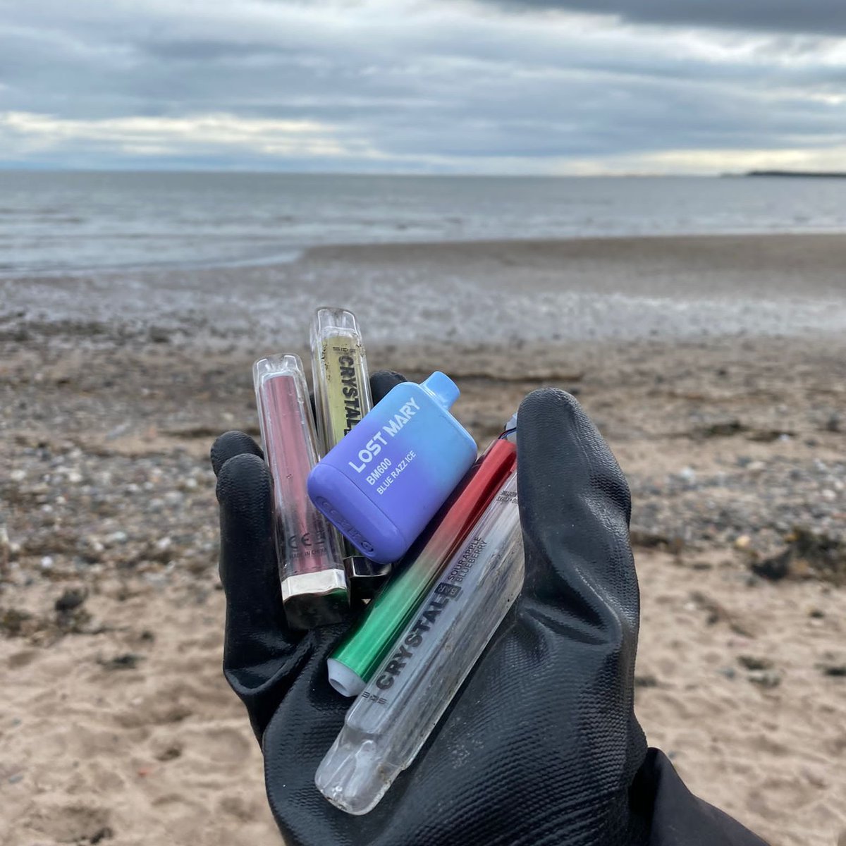 Happy #EarthDay! 🌍 This year's theme is Planet vs Plastics & @LessWasteLaura has written a blog piece highlighting the dangers of disposable vapes as #plasticpollution persists as an environmental danger to the planet. Read it here 👉shorturl.at/kFWX0 📷Laura Young