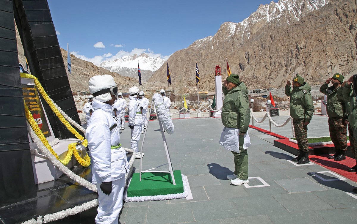 Raksha Mantri Shri @rajnathsingh today laid a wreath and paid homage to the #bravehearts at the Martyr's Memorial during his visit to Siachen Base Camp in Ladakh. (3/3) @giridhararamane @HQ_IDS_India @adgpi @PIB_India