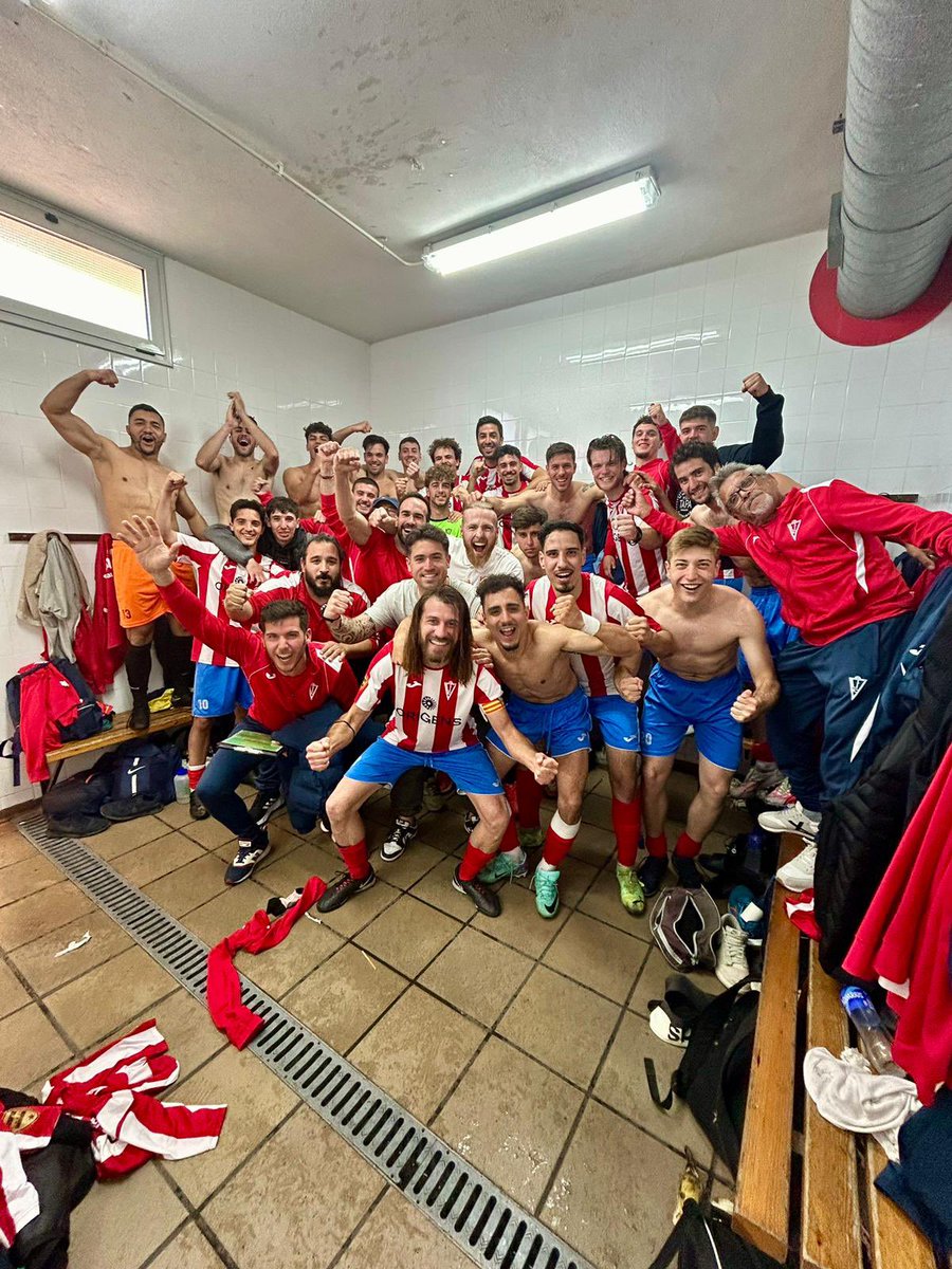 VACUNA DE FE EN FORMA DE VICTÒRIA! 💉✅

Ahir assaltàvem Can Torelló aconseguint 3pts importantíssims!🤩

Un gol d’Iván a l’inici de la 2a part i un esforç titànic de tots els jugadors en la parcel•la defensiva, van ser les claus d’una gran celebració! 🥳

Més vius que mai! 🇦🇹🍍