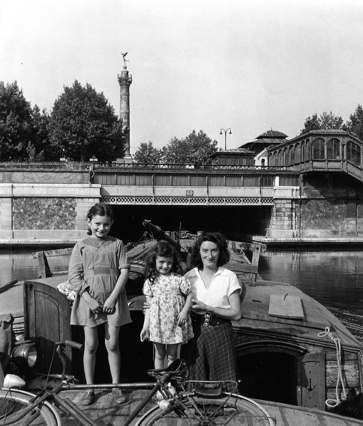 Robert Doisneau. Les filles des mariniers 1955. Paris Bastille Arsenal