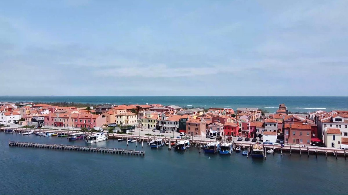 Pellestrina è un'isola tutta da scoprire, in bici o a piedi 💙 Una striscia di terra sottile racchiusa tra mare e laguna con storia e tradizioni lunghe secoli e secoli. Una terra di pescatori, merlettaie e colori dove il tempo spesso sembra essersi fermato e i tramonti lasciano