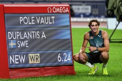 6.24 meters: Armand Duplantis beats own pole vault world record

The Swedish athlete improved his own world record set last year by one centimeter.
#duplantis
#worldrecord