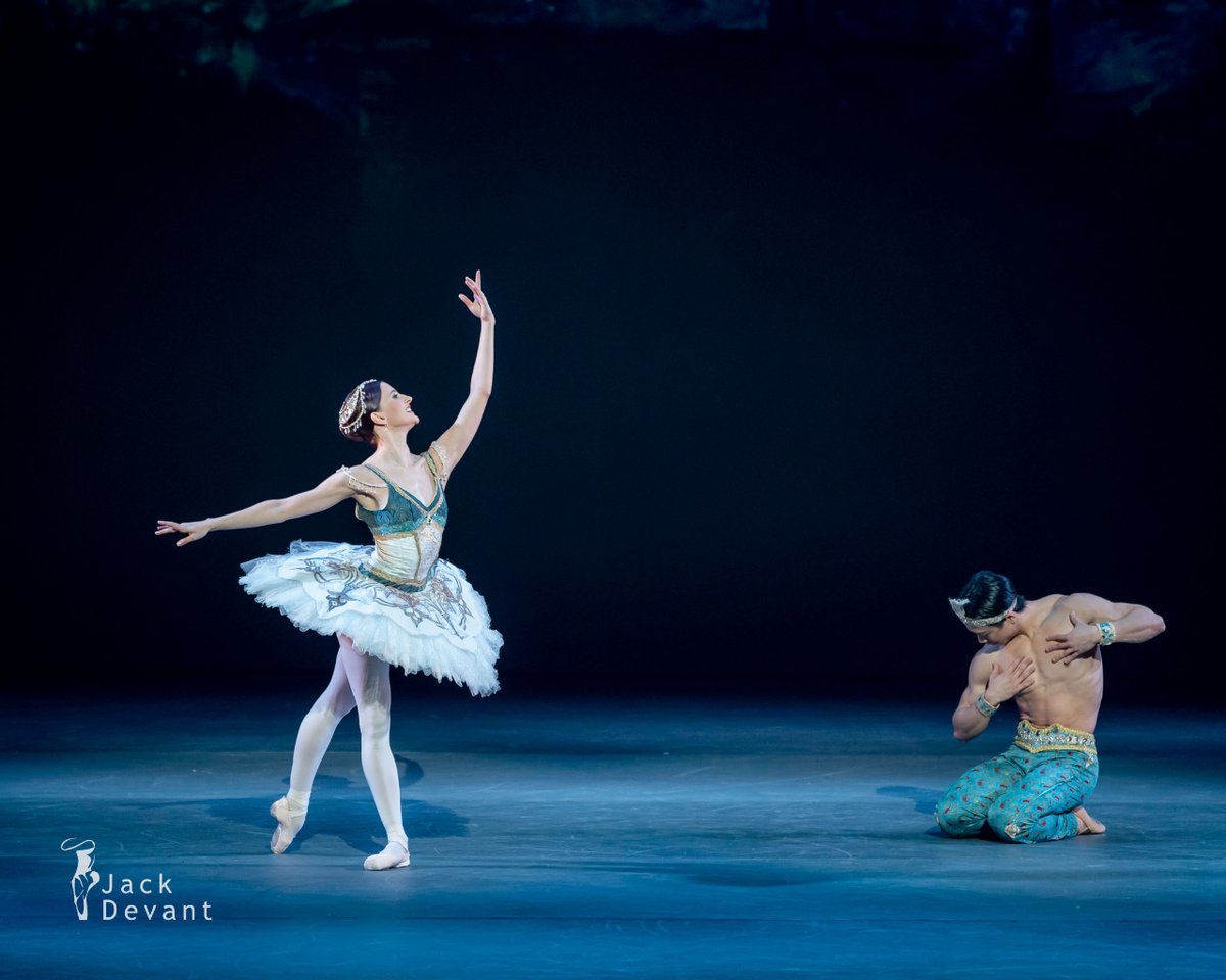 Evelina Godunova and Motomi Kiyota in Le Corsaire, music by Adolphe Adam, new choreography by Joseph Mazilier, Ballet Icons Gala 2024, London

#Ballerina #EvelinaGodunova #BalletDancer #MotomiKiyota #Ballet #LeCorsaire #BalletIconsGala