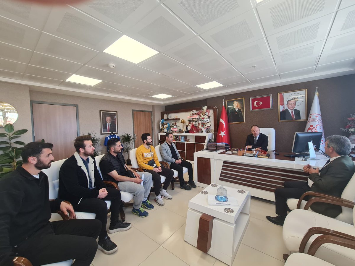 GSB_Erzurum's tweet photo. 2-5 Mayıs 2024 tarihlerinde Artvin'de yapılacak olan 2.Lige Terfi Müsabakalarına katılacak Erzurum Gençlik Spor Kulübü Voleybol Takımımız, İl Müdürümüz Levent Çakmur'u ziyaret etti. İl Müdürümüz, antrenörlerimiz ile sporcularımıza başarılar diledi.👍 https://t.co/AQzbtEnXhr