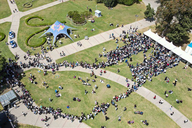 Ev sahipliğimizde düzenlenen İZKİTAP Fest - İzmir Kitap Fuarı, Kültürpark’ta her gün on binlerce kitapseveri ağırlıyor. Çocuk Edebiyatı ana temasıyla düzenlenen fuara büyük ilgi var. Girişlerin ücretsiz olduğu fuarı 28 Nisan tarihine kadar ziyaret edebilirsiniz.