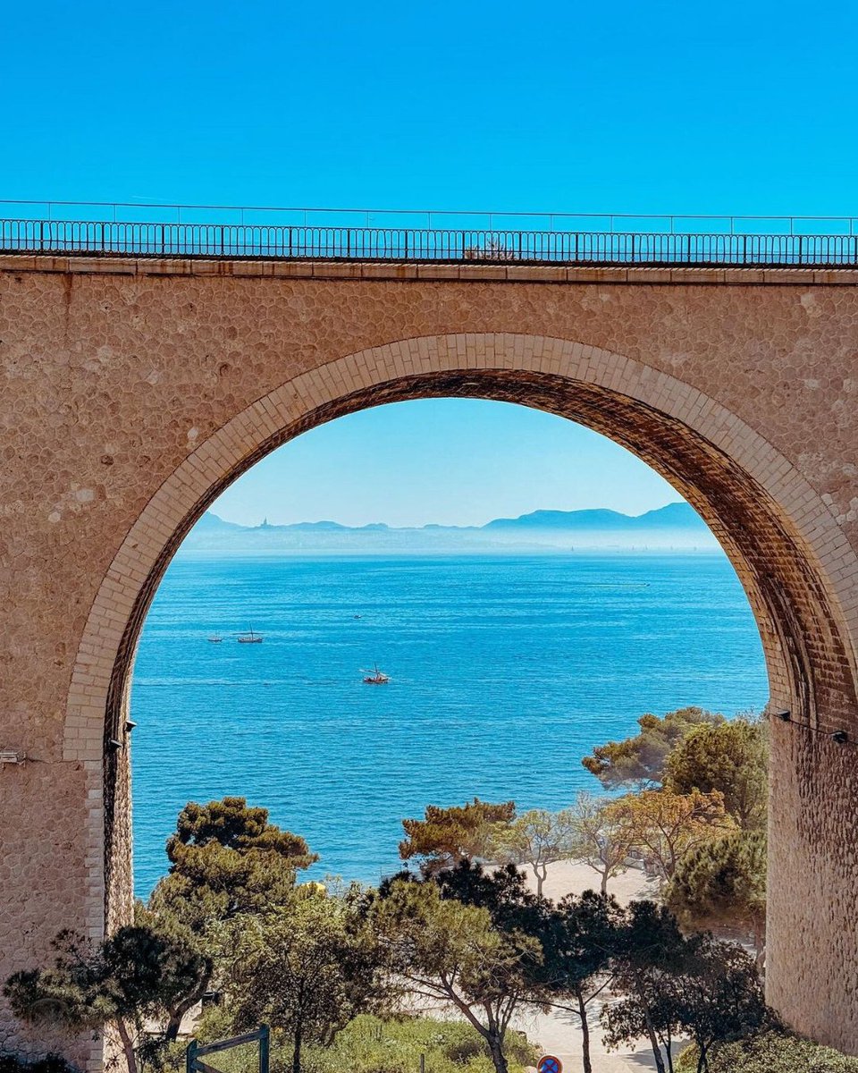 La vue sur la rade de Marseille depuis le quartier de l’Estaque. Quel est votre point de vue préféré sur la Cité Phocéenne depuis ce quartier ? 🐟 📸Merci @‌marine_mnk pour cette pittoresque photo #marseille #choosemarseille #visitmarseille #fenetresurmarseille