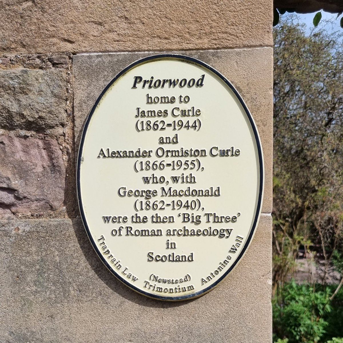 Spotted in Melrose last week, a plaque to the Curle brothers and George Macdonald, the 'Big Three' of Roman archaeology in Scotland in the early 20th century. If you ask me, we need to nominate a new 'Big Three' for the 21st century - but who to include...? @TrimontiumTrust