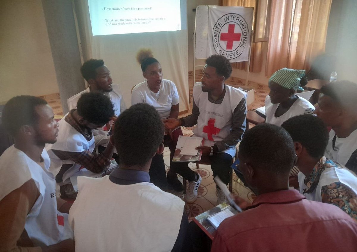 Engaging with communities enhances the understanding & acceptance of our humanitarian response. @ICRC organized awareness-raising sessions on its mandate and activities for 166 local authorities, community representatives and volunteers in Negelle Borena & Bulehora, #Oromia