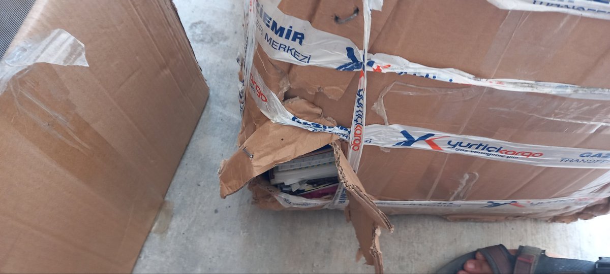 Sen tut 35 sene gözün gibi bak. Özenle paktlediğin eşyalarını sırf şirketle anlaşması var diye İstanbul'dan Aydın'a 3 koli halinde gönder. <a href="/YurticiKargo/">Yurtiçi Kargo</a> <a href="/YurticiDestek/">Yurtiçi Kargo Destek</a> ne yapsa iyi? Bile isteye zarar verilmiş. Eksilen eşyaları yerine koyamam bir daha. Yazıklar olsun.