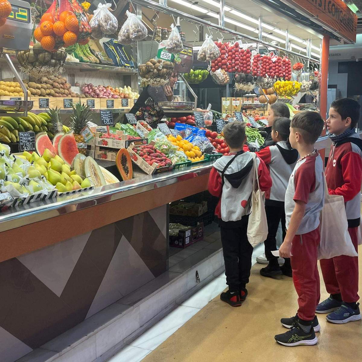 ImmaVedruna's tweet photo. L'alumnat de #4tPRIM visita el Mercat de la Sagrada Família @MercatsBCN
Tenim una llista de la compra, tenim un pressupost. Comença l'aventura! https://t.co/RnuINnfhHY