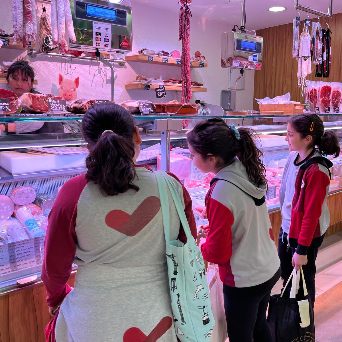 ImmaVedruna's tweet photo. L'alumnat de #4tPRIM visita el Mercat de la Sagrada Família @MercatsBCN
Tenim una llista de la compra, tenim un pressupost. Comença l'aventura! https://t.co/RnuINnfhHY